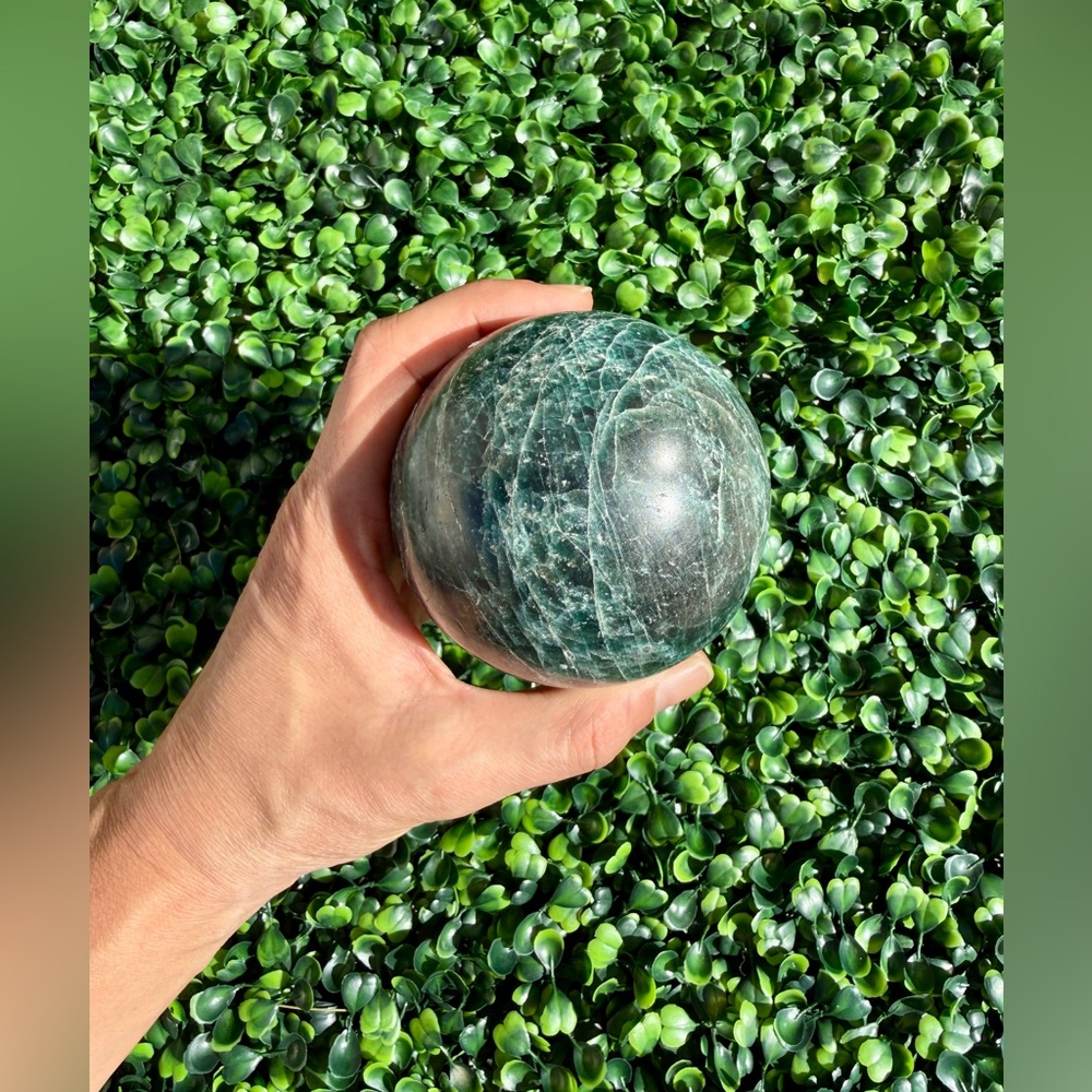 Blue Apatite sphere from Madagascar - Picture 3 of 8